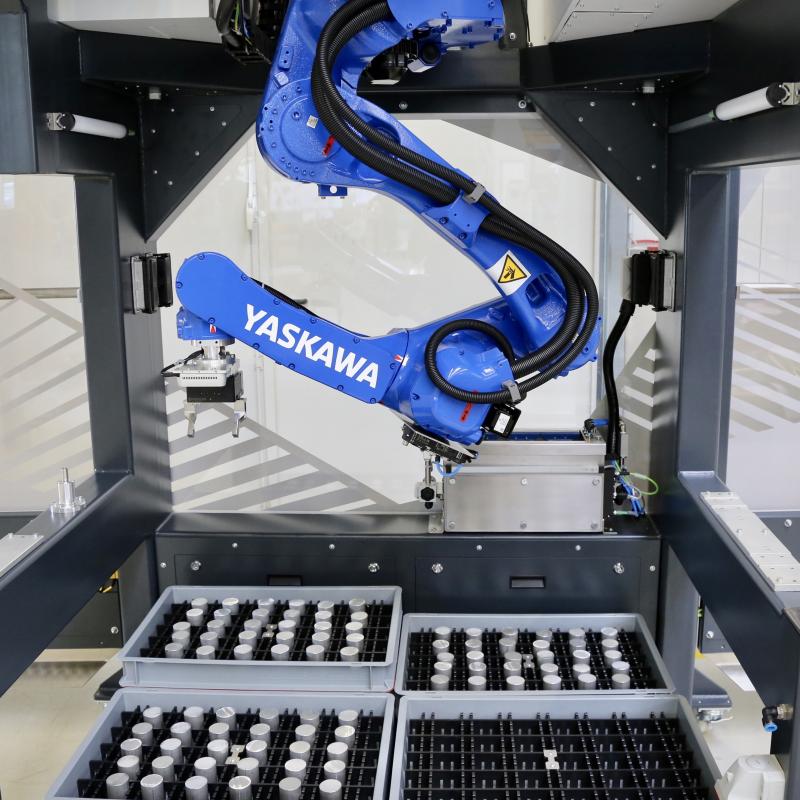 Robo Operator® entnimmt das Rohmaterial und platziert es in der Maschine 