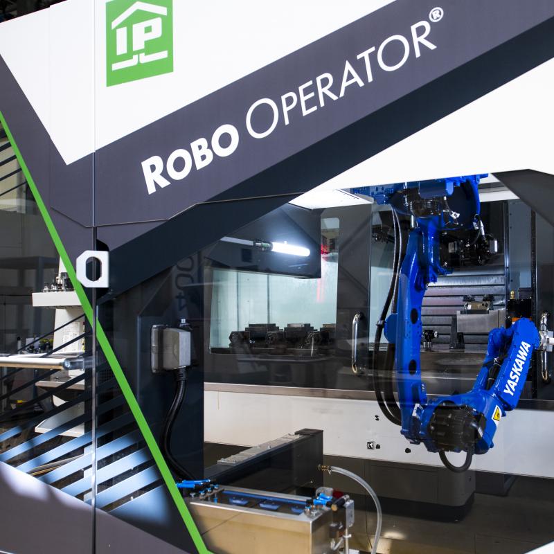 Robo Operator® öffnet die Maschinentür