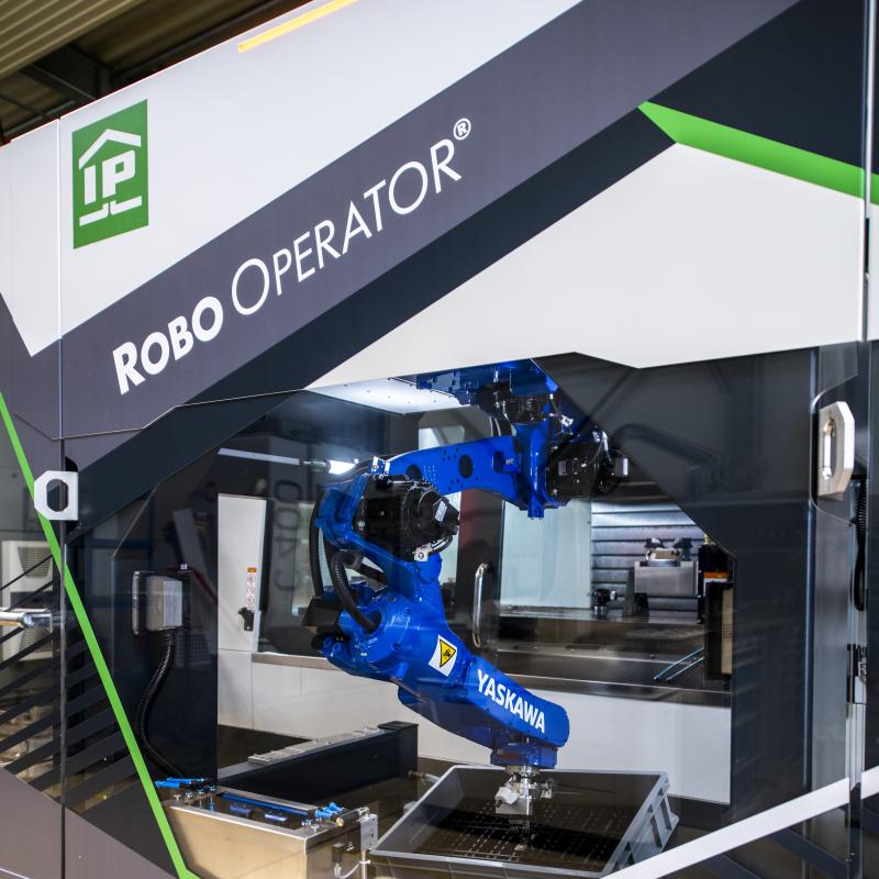 Robo Operator® samodzielnie przekłada przemysłowe kontenery do ustawiania w stosy