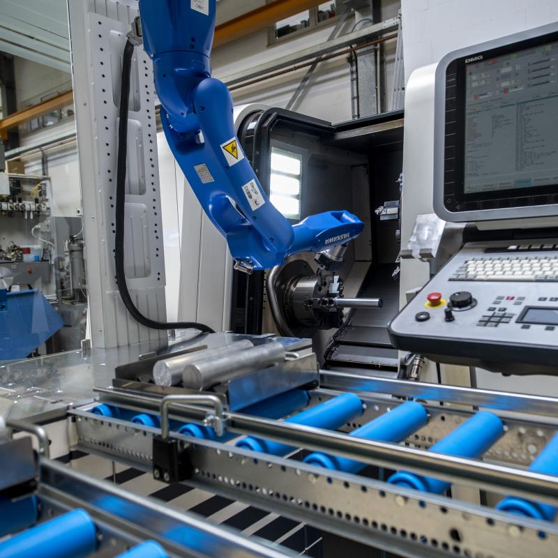 Kombinacja z Link Modules do transportu, Robo Module do załadunku i rozładunku maszyny i Function Module do pomiaru detalu