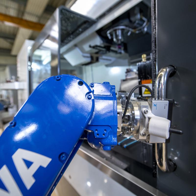 Robo Operator® zavírá dveře stroje