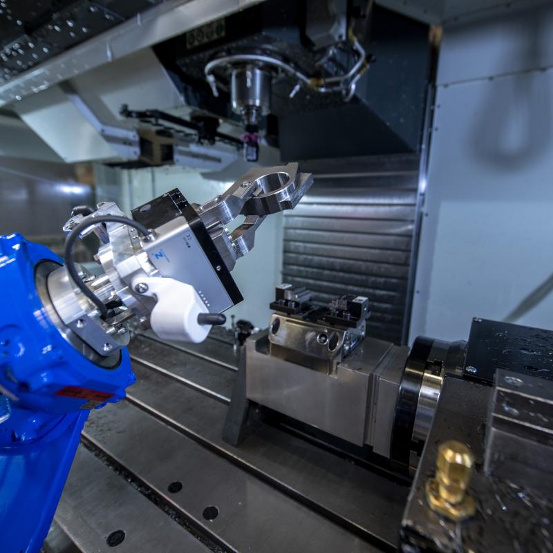 Robo Operator® odebírá hotový díl